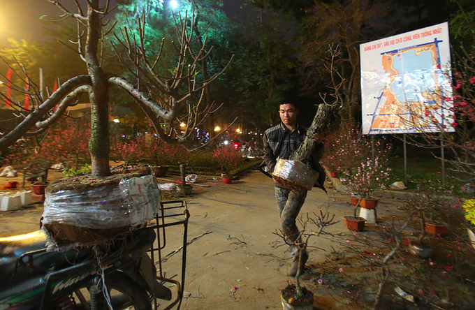 Những người mưu sinh trên phố Hà Nội chiều tối 30 Tết